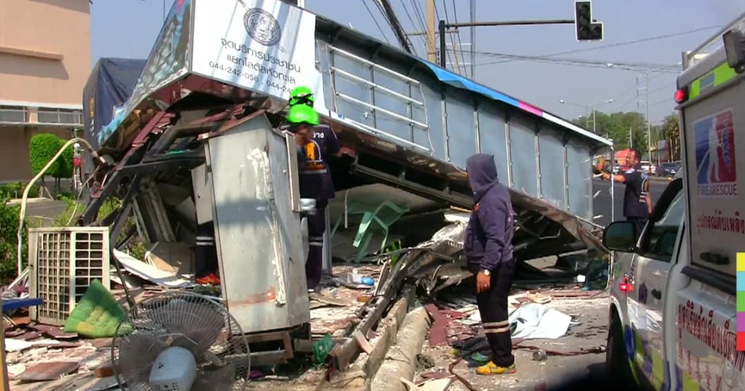 ด.ต. หวิดดับ ! สิบล้อเบรกแตก พุ่งชนป้อมตำรวจพังยับ