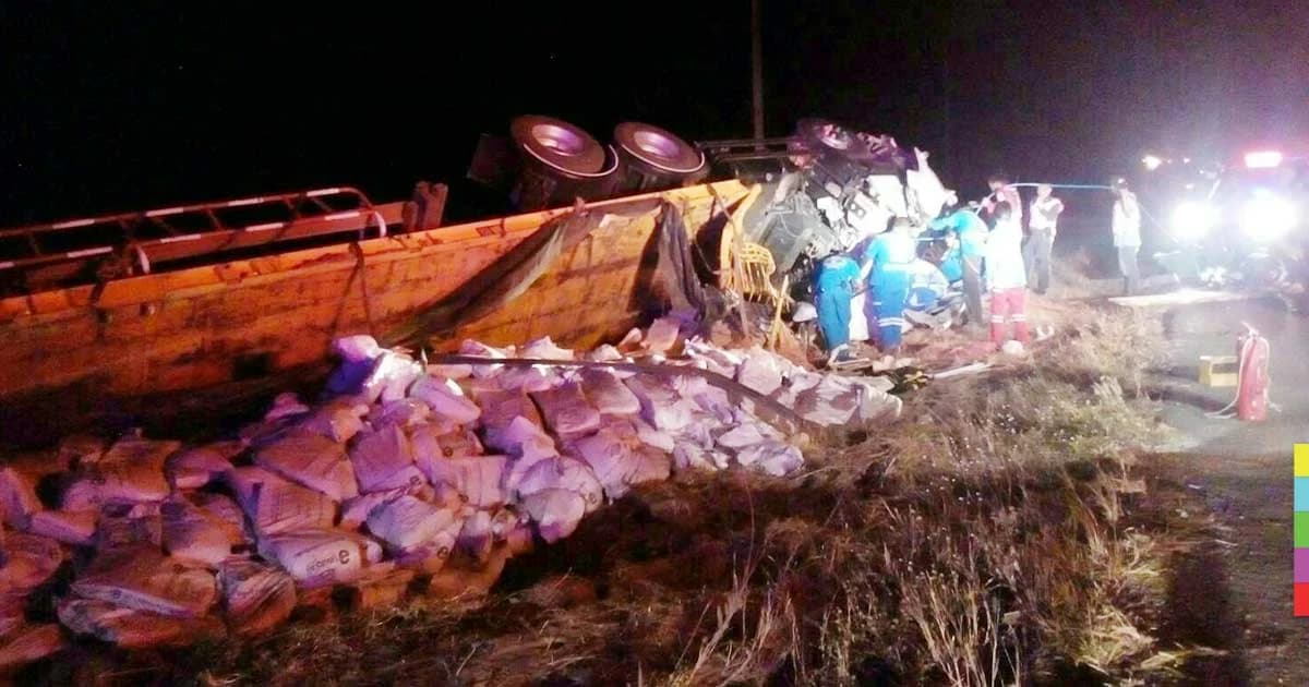 รถทุกปุ๋ยพุ่งลงข้างทางพลิกคว่ำ คนขับ-เด็กรถ ดับสยอง 2 ศพ