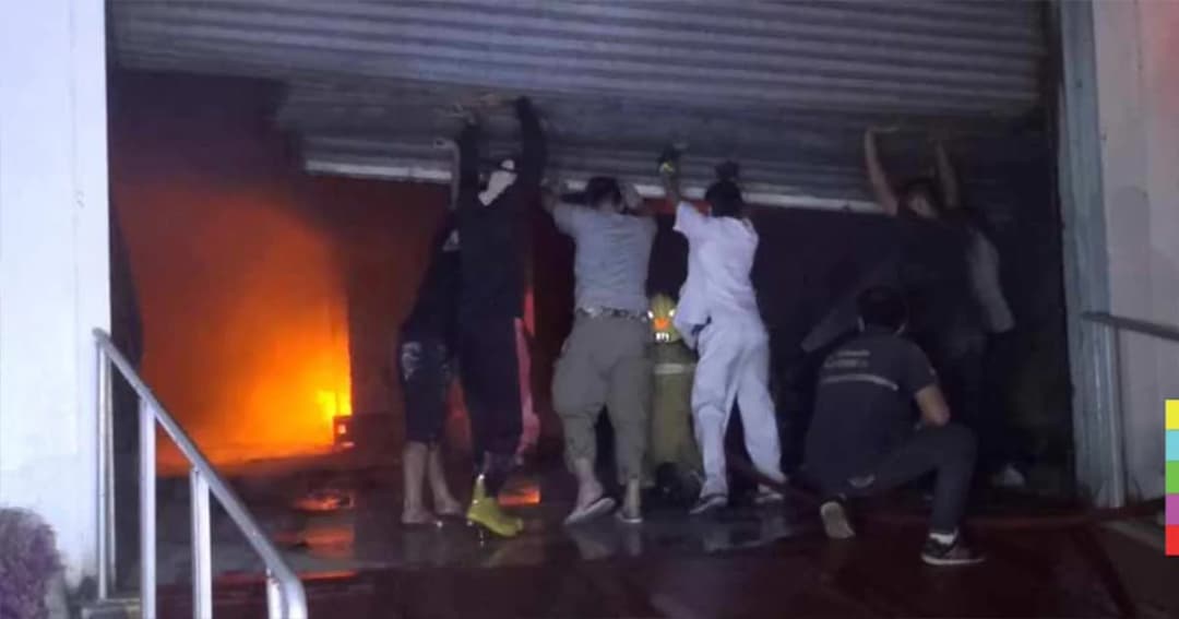 ระทึก ! ไฟไหม้โรงงานผลิตหลอดไฟรถยนต์ นิคมฯบางปู เสียหายกว่า 10 ล้าน