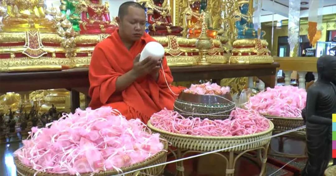 พระเกจินครปฐม ปลุกเสกวัตถุมงคลสีชมพู แจกวันวาเลนไทน์