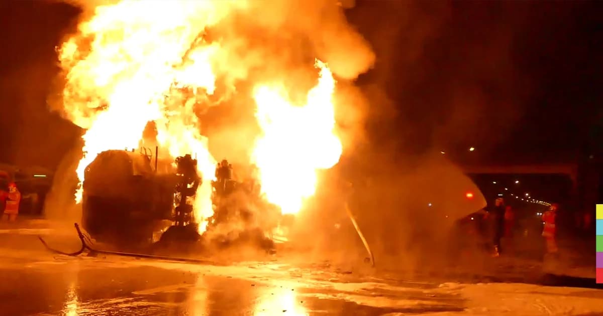 ระทึก ! รถบรรทุกน้ำมันซิ่งชนรถ ระเบิดไฟลุกท่วมดับ 1 ราย