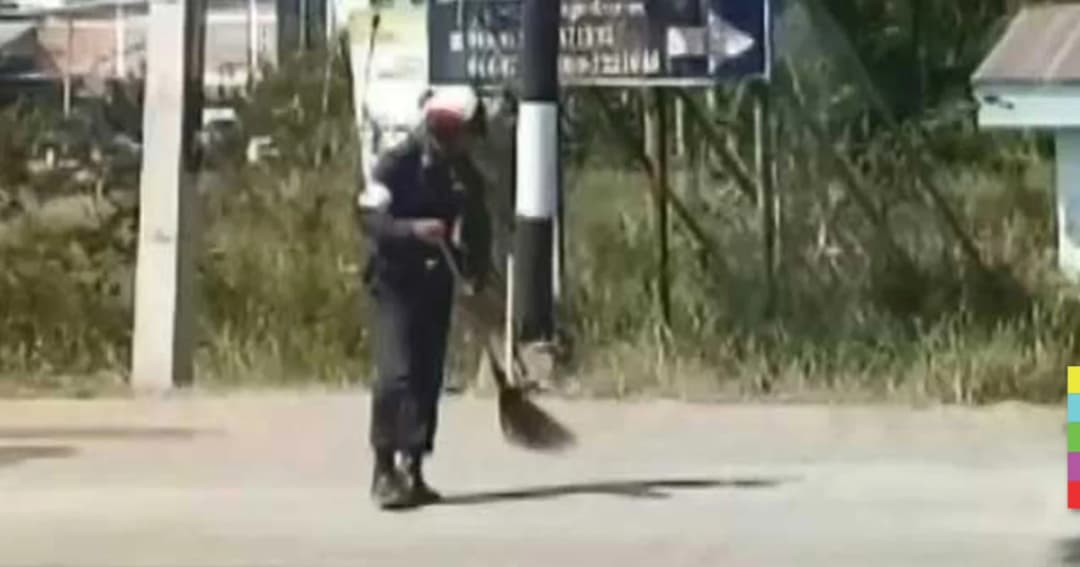 สุดประทับใจ ! โลกออนไลน์เเห่ชื่นชม ตำรวจกวาดถนน