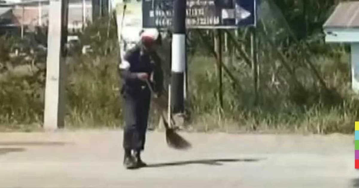 สุดประทับใจ ! โลกออนไลน์เเห่ชื่นชม ตำรวจกวาดถนน