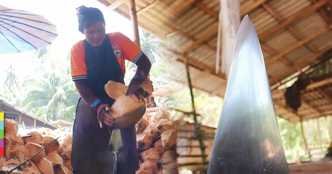 หญิงแกร่ง ไม่ห่วงสวย ! รับจ้างปอกเปลือกมะพร้าว ช่วยหาเลี้ยงครอบครัว