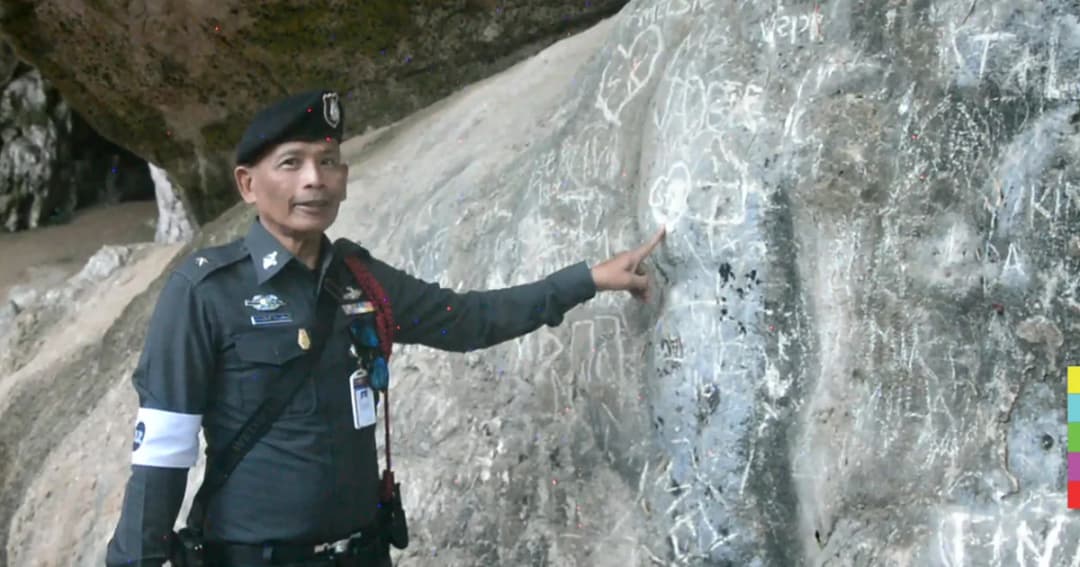 สุดเอือม ! นทท.มือบอน ขีดเขียนผนัง ‘ถ้ำหินงอกหินย้อย’ ที่ไร่เลย์