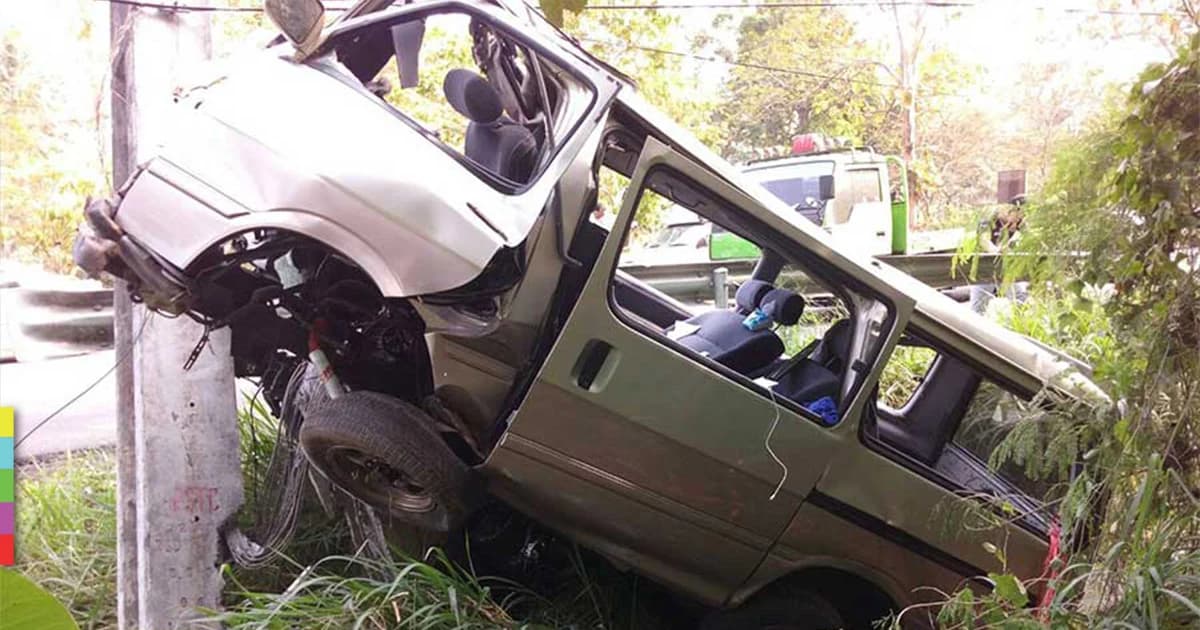 รถตู้ 4 พ่อแม่ลูก ชนเสาไฟฟ้าแรงสูง ดับ 3 ศพ