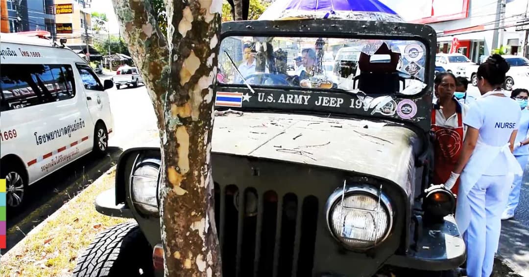 เมียช็อก นั่งคุยอยู่ดีๆ ผัววูบหลับ ขับรถจี๊ปขึ้นเกาะกลางถนน ชนต้นไม้ดับ