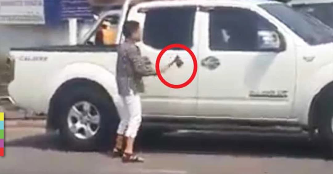 หญิงคว้าขวานฟันรถ ! เพื่อนบ้านเผย เคยมีรถจอดขวางหน้าบ้าน ทำให้พ่อดับ เพราะไปถึง รพ.ช้า