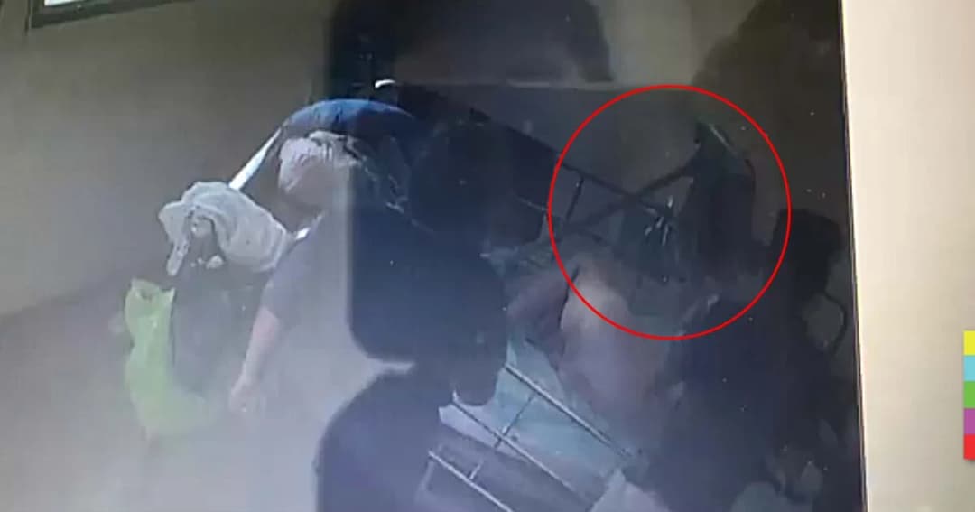 สุดทารุณ ! หญิงชราป่วยอัมพาต ถูกคนดูแลใช้ไม้ถูพื้นเช็ดหน้า