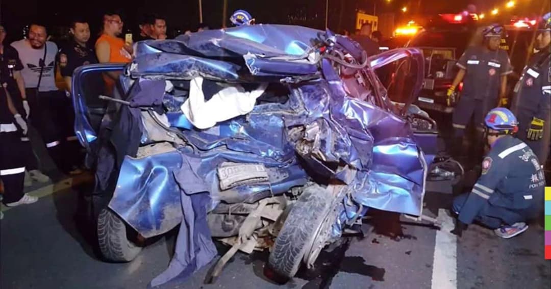 พังยับ ! ฟอร์จูนเนอร์พุ่งชนเก๋งบนทางด่วนงามวงค์วาน อัดก๊อปปี้ดับคาซาก