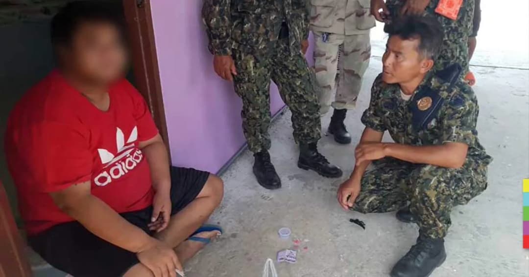 รวบหนุ่มวัย 25 ปี หลอกใช้นักเรียนเดินยา แลกกับการได้เสพยาบ้า