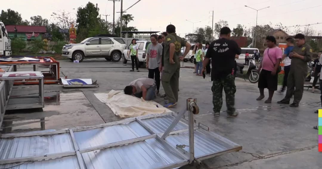 สาวเคราะห์ร้าย ถูกพายุฝนพัด ‘ป้ายยักษ์’ ล้มทับดับ