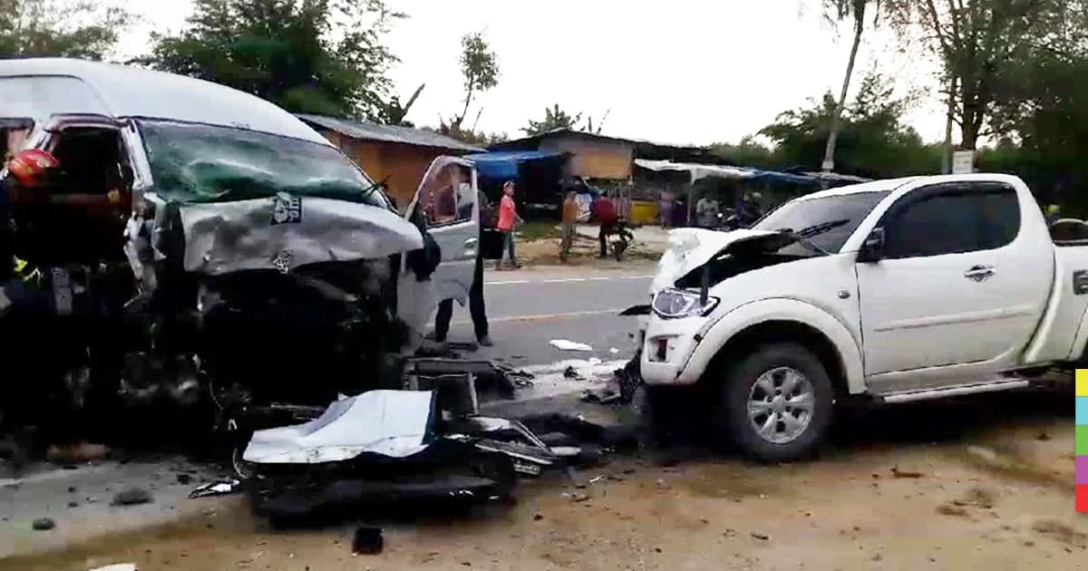 หวิดดับหมู่ ! รถตู้ประสานงากระบะ เจ็บ 13 ราย คาดหลับใน