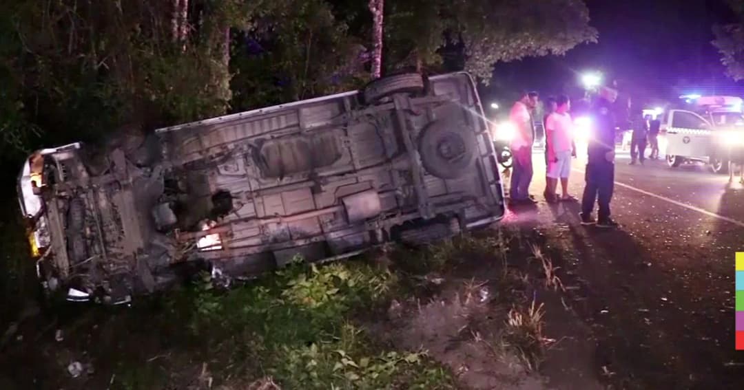 กระบะซิ่งกินเลน ชนรถตู้พลิกคว่ำ เจ็บหนัก 16 ราย