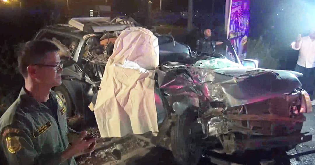 กระบะซิ่งพุ่งชนท้ายรถพ่วง 18 ล้อ ดับคาที่