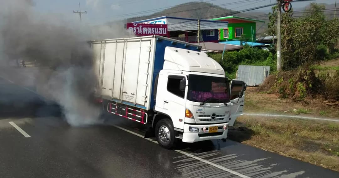 ยางระเบิด ! ทำไฟลุกไหม้รถบรรทุก สินค้าเสียหายเพียบ