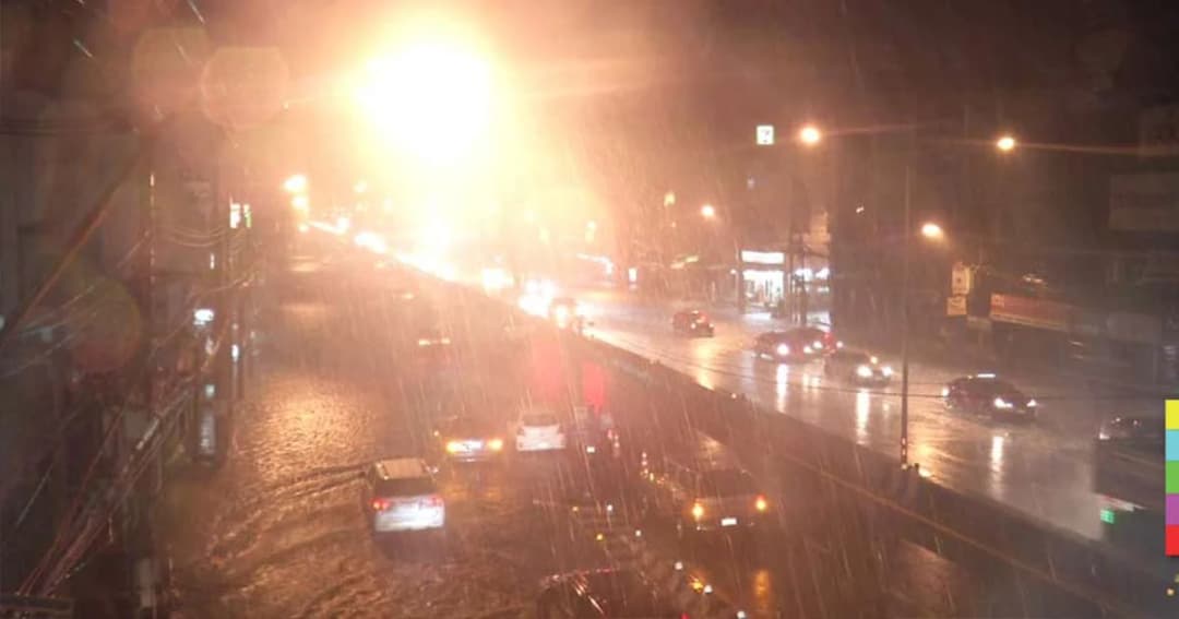 ฝนตกห่าใหญ่ ! “กรุงเทพฯ-ปริมณฑล” น้ำท่วมหลายจุดรถเล็กสัญจรลำบาก