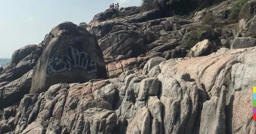 ชาวบ้านสุดทน ! มือบอนพ่นกราฟฟิตี้บนโขดหิน จุดชมวิวหาดเฉวง