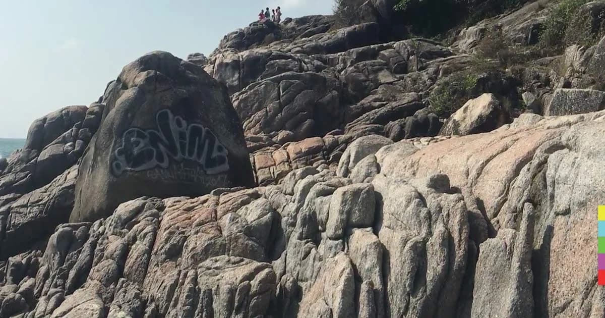 ชาวบ้านสุดทน ! มือบอนพ่นกราฟฟิตี้บนโขดหิน จุดชมวิวหาดเฉวง