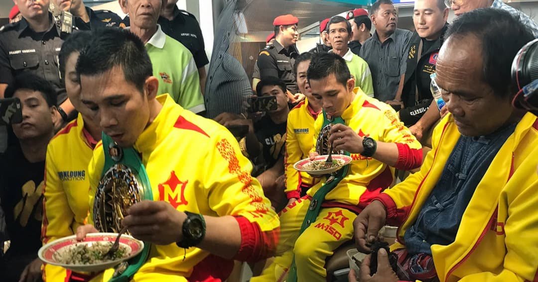 แห่ต้อนรับ “เจ้าแหลม” ศรีสะเกษ หอบเข็มขัดแชมป์โลกกลับไทย