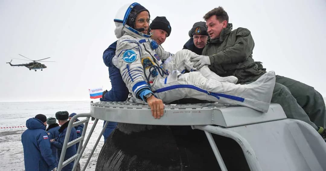 อยู่นอกโลกเกือบครึ่งปี นักบินอวกาศกลับโลกอย่างปลอดภัย