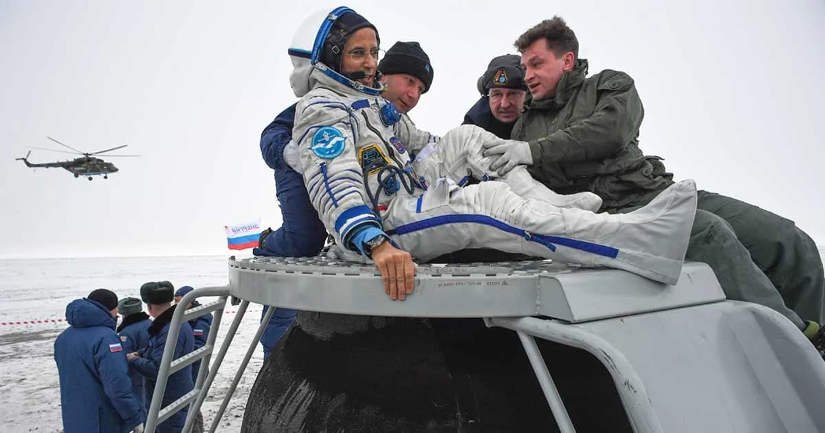 อยู่นอกโลกเกือบครึ่งปี นักบินอวกาศกลับโลกอย่างปลอดภัย