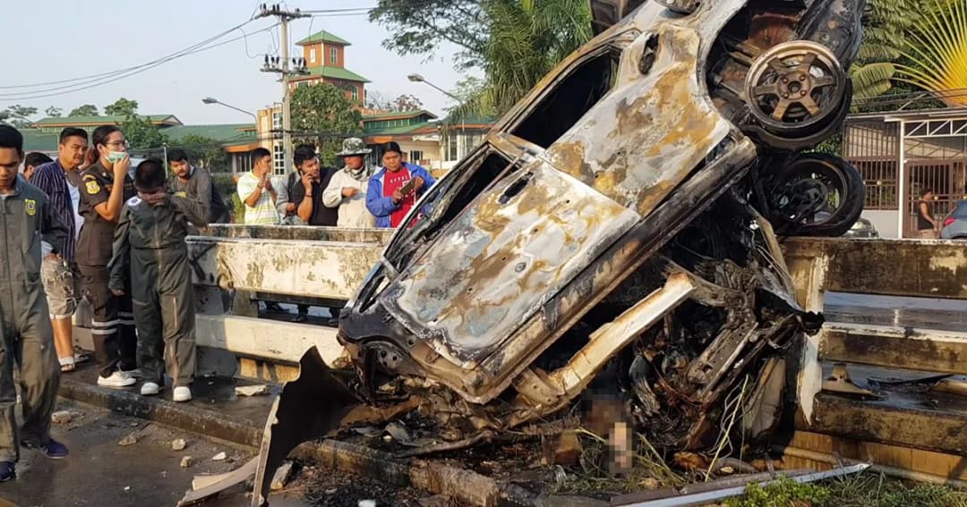 ระทึก ! เก๋งพุ่งชนราวสะพาน ไฟลุกท่วม ย่างสด 2 ศพ