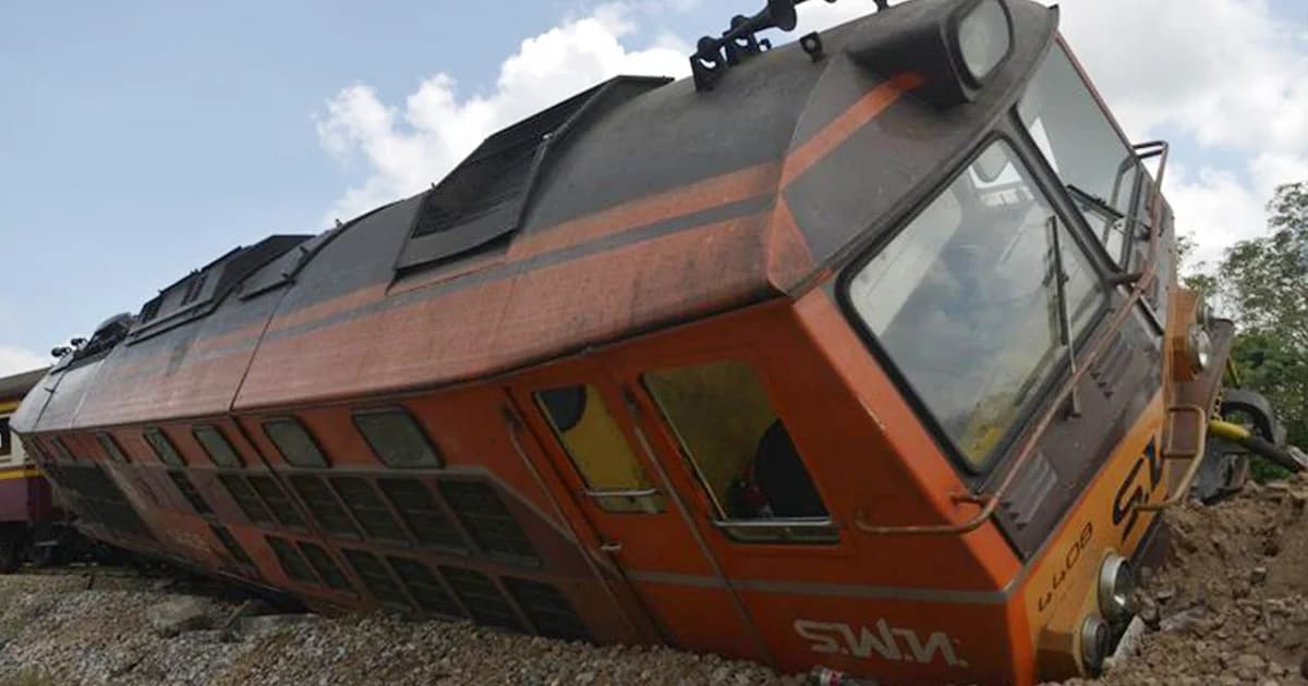 ‘รถไฟสายใต้’ ตกราง 2 ขบวน คาดปิดเส้นทางทั้งวัน