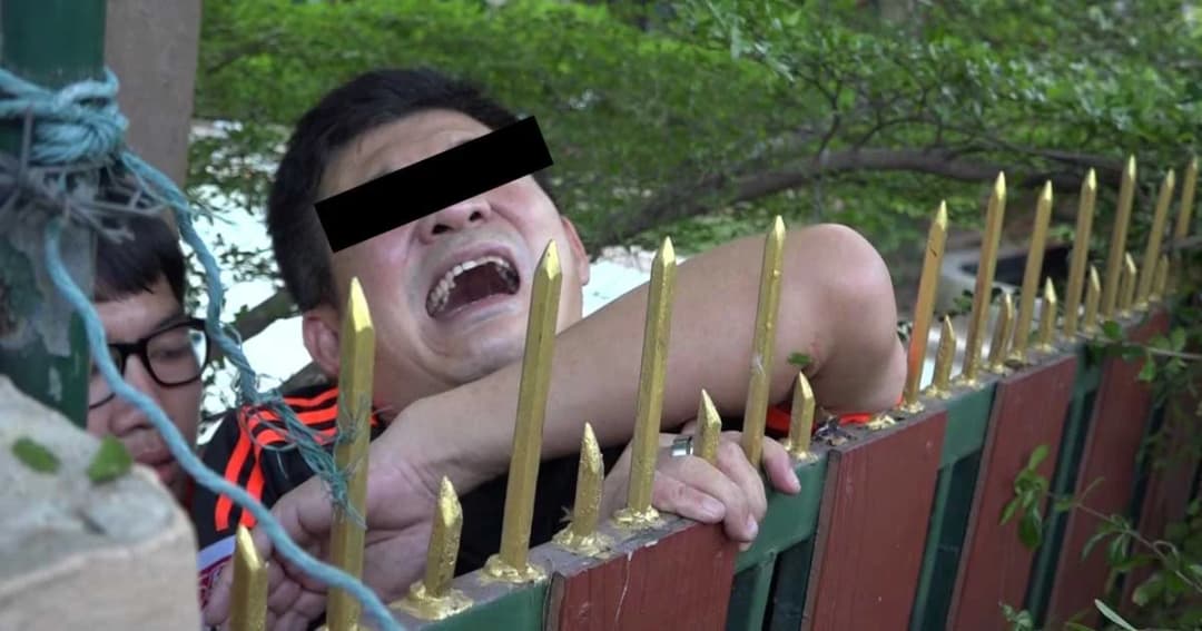 หวาดเสียว ! หนุ่มใหญ่ลืมกุญแจบ้าน ปีนข้ามรั้ว พลาดท่า เหล็กแหลมเสียบแขนทะลุ