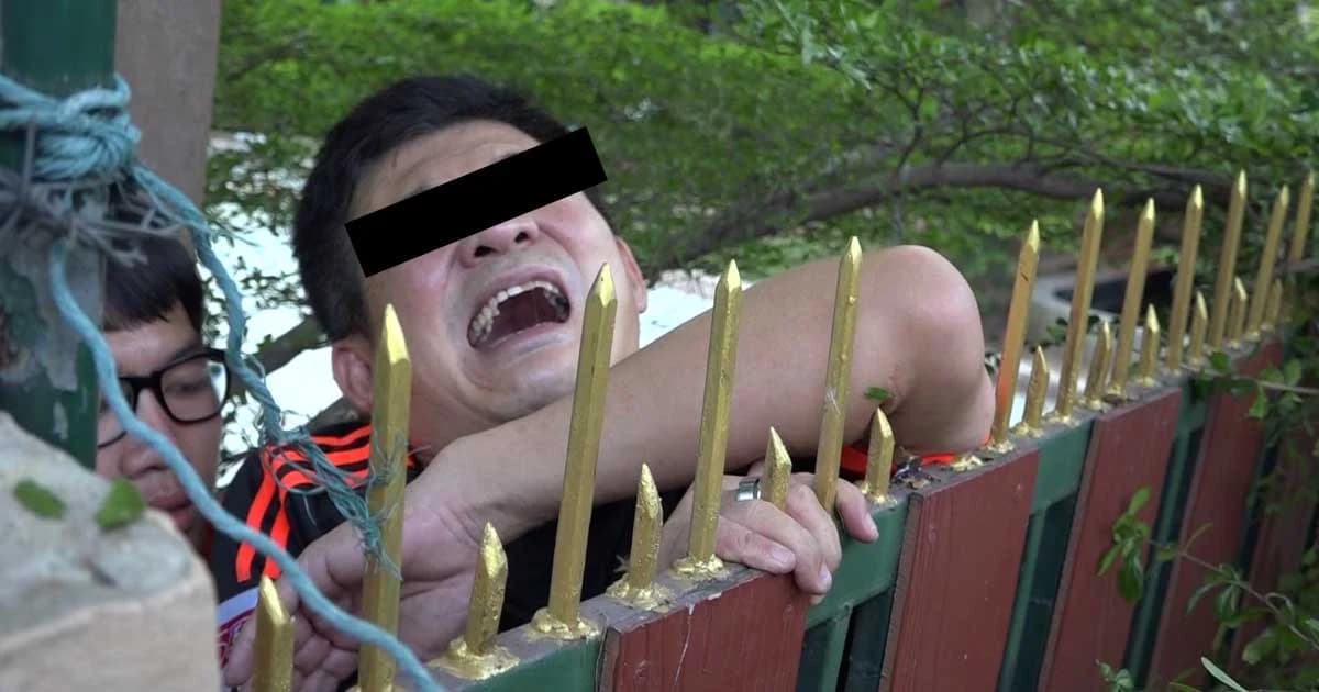 หวาดเสียว ! หนุ่มใหญ่ลืมกุญแจบ้าน ปีนข้ามรั้ว พลาดท่า เหล็กแหลมเสียบแขนทะลุ