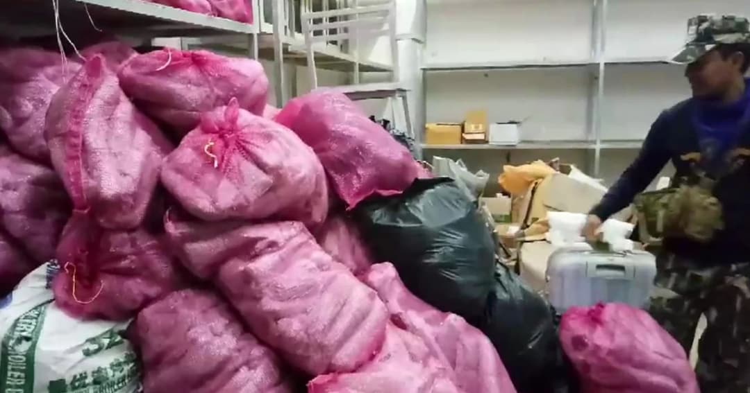 จนท.ยึดใบกระท่อมกว่า 1 ตัน ซุกชายแดนไทย-มาเลเซีย