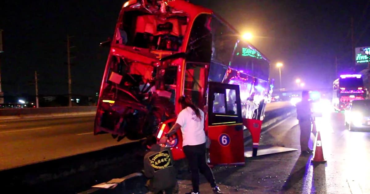 รถบัสรับส่ง พนง. ชนป้ายพังยับ พบยาบ้ากระเด็นตก