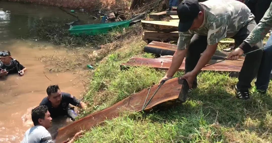 จนท.ป่าไม้หนองคาย ตรวจยึด ‘ไม้ประดู่แปรรูป’ ซุกบ่อน้ำ