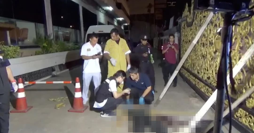 ประตูอัลลอยด์หนัก 300 กก. ล้มทับ รปภ. ดับคาที่