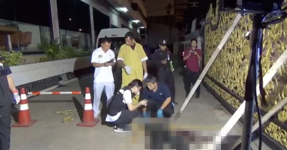 ประตูอัลลอยด์หนัก 300 กก. ล้มทับ รปภ. ดับคาที่