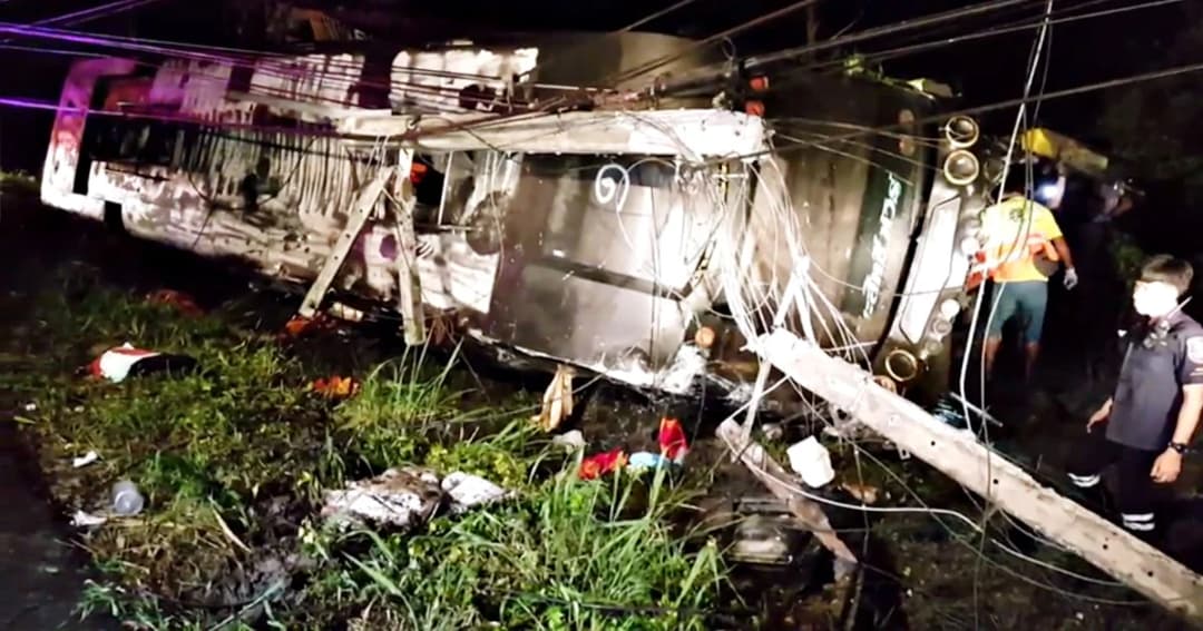 รถบัสยางระเบิด พุ่งชนเสาไฟ ดับ 1 เจ็บกว่า 30 ราย
