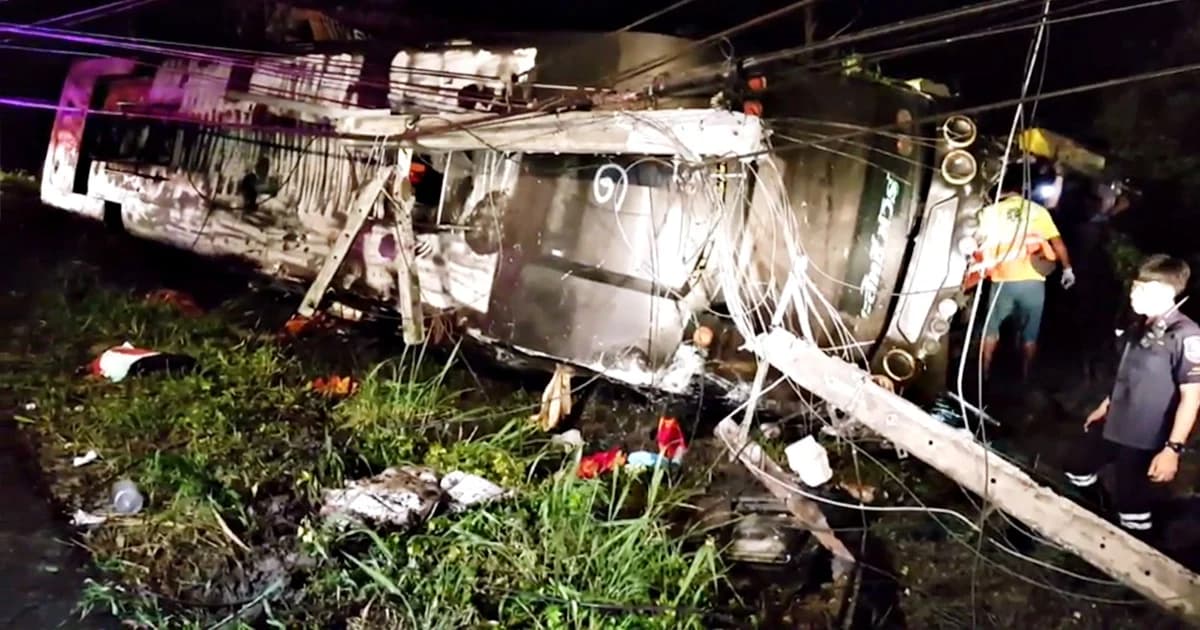 รถบัสยางระเบิด พุ่งชนเสาไฟ ดับ 1 เจ็บกว่า 30 ราย