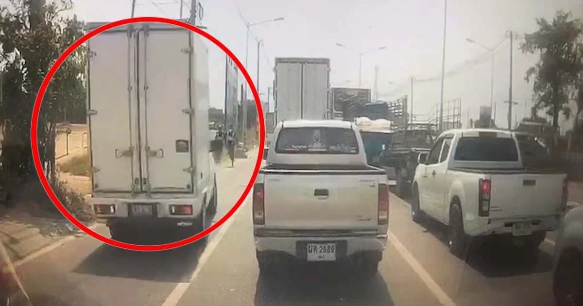 ‘ถอยชนดะ’ กระบะซิ่งหนีสายตรวจติดไฟแดง เจอรถแล้วจอดทิ้งฉะเชิงเทรา