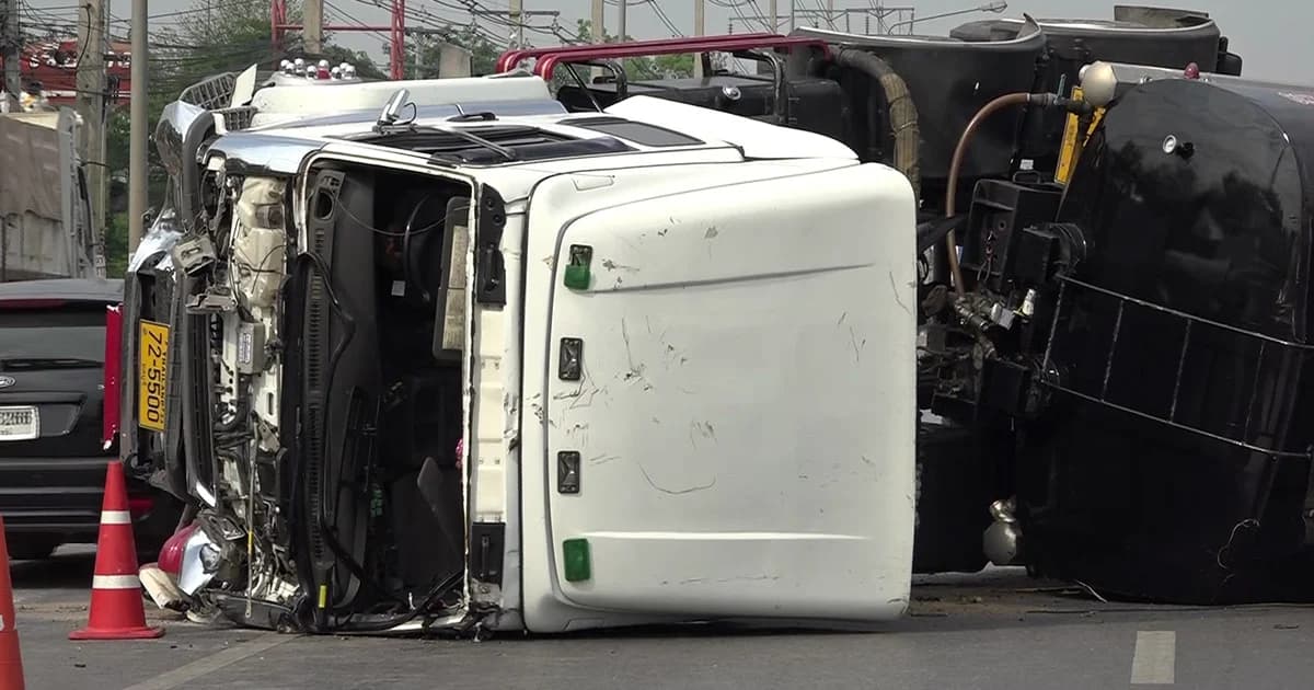 เทรลเลอร์คว่ำ ขวาง ถ.มิตรภาพ ปิดเส้นทางถึงบ่ายนี้