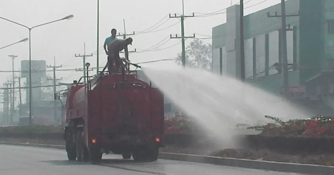 ‘แม่สอด’ ระดมฉีดน้ำ ลดฝุ่นละออง-มลพิษในอากาศ