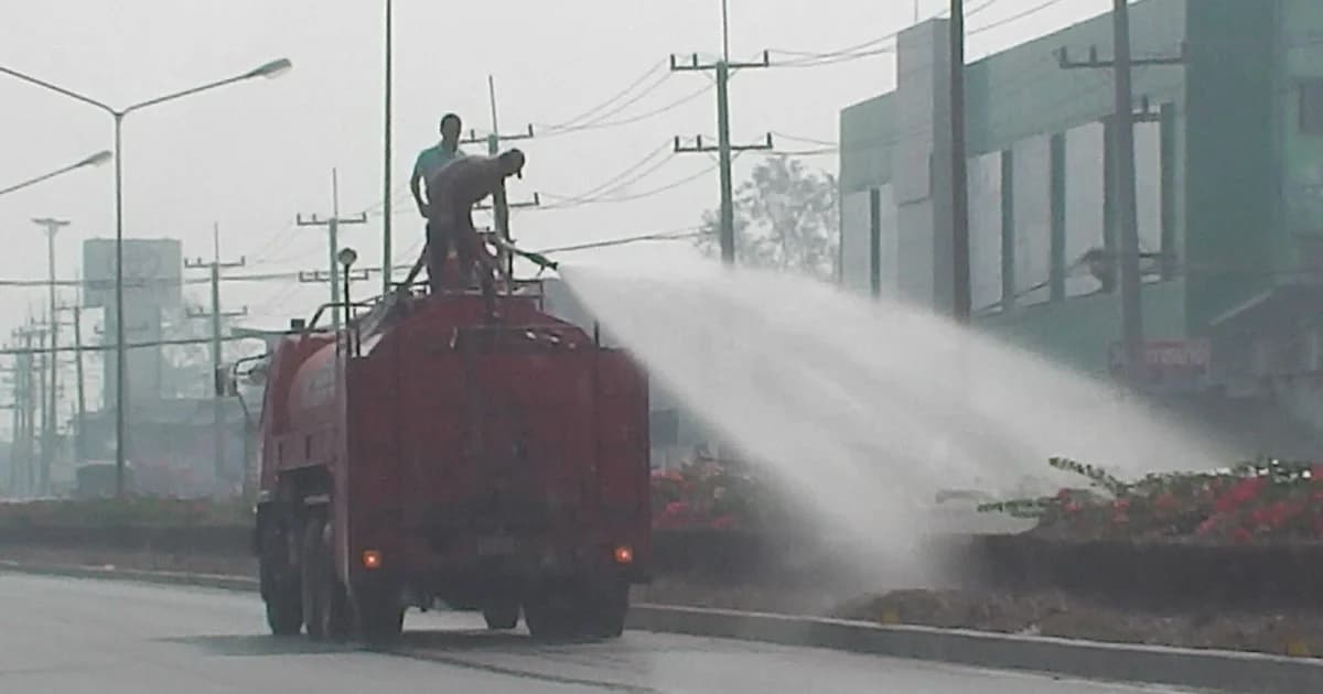 ‘แม่สอด’ ระดมฉีดน้ำ ลดฝุ่นละออง-มลพิษในอากาศ