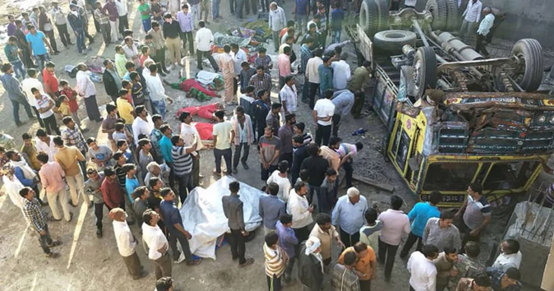 รถบรรทุกเสียหลักตกสะพานสูง อินเดียดับหมู่ 28 ราย