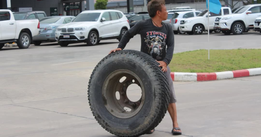 “ล้อทรยศ” หลุดพุ่งเข้าห้างฯ ชนรวด 4 คัน-อาจารย์ ม.รังสิต ระทึก