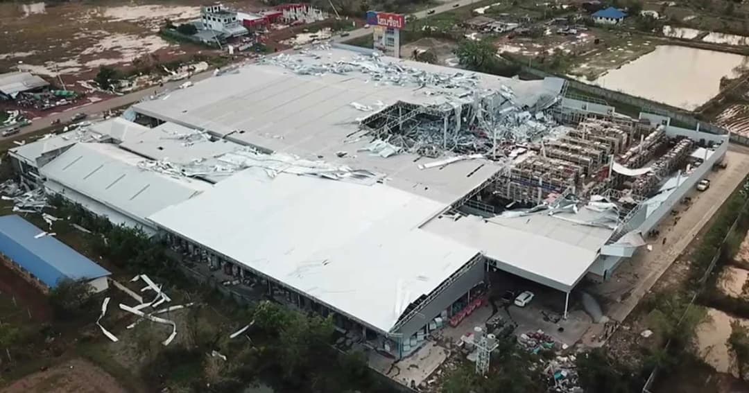 พายุถล่มสกลนคร อาคารพังยับ เจ็บ 2 เสาไฟล้มเกือบ 20 ต้น (มีคลิป)