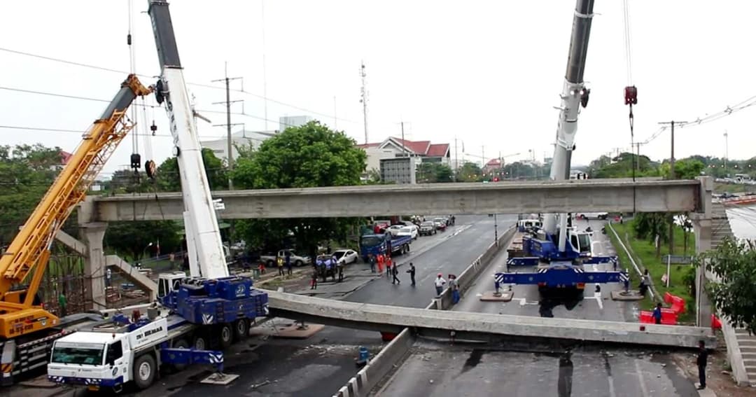 ‘คานสะพานลอย’ ร่วงขวาง ถ.รังสิต-นครนายก จราจรติดหนัก