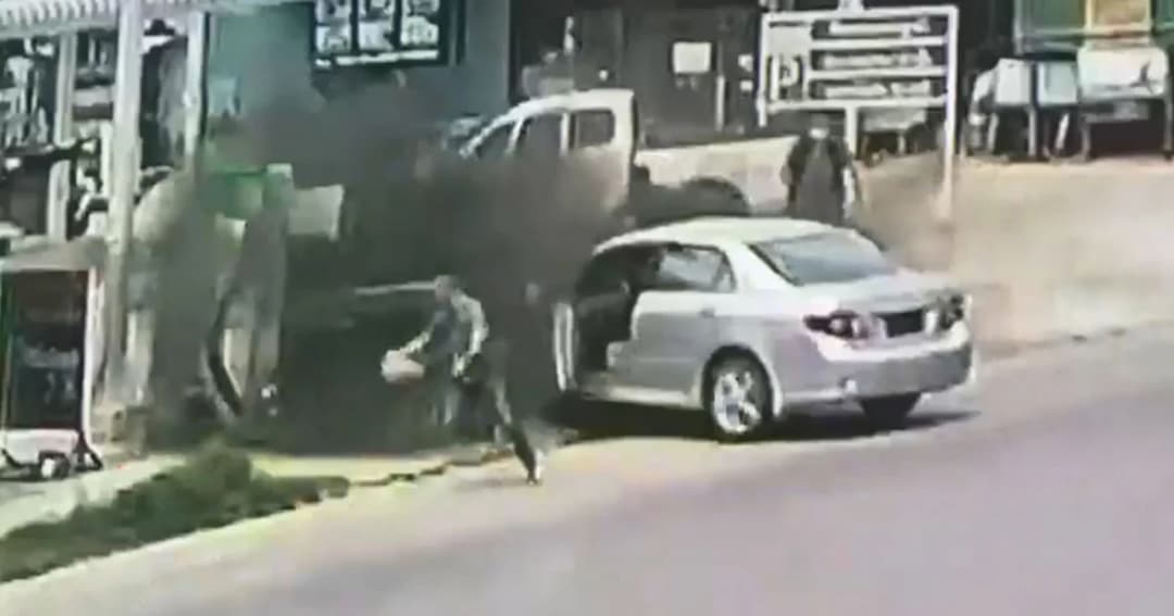 ยิ่งกว่าหนังบู้ ! ตร.ล้อมจับแก๊งยาบ้า เร่งเครื่องแหกวงล้อมควันโขมง