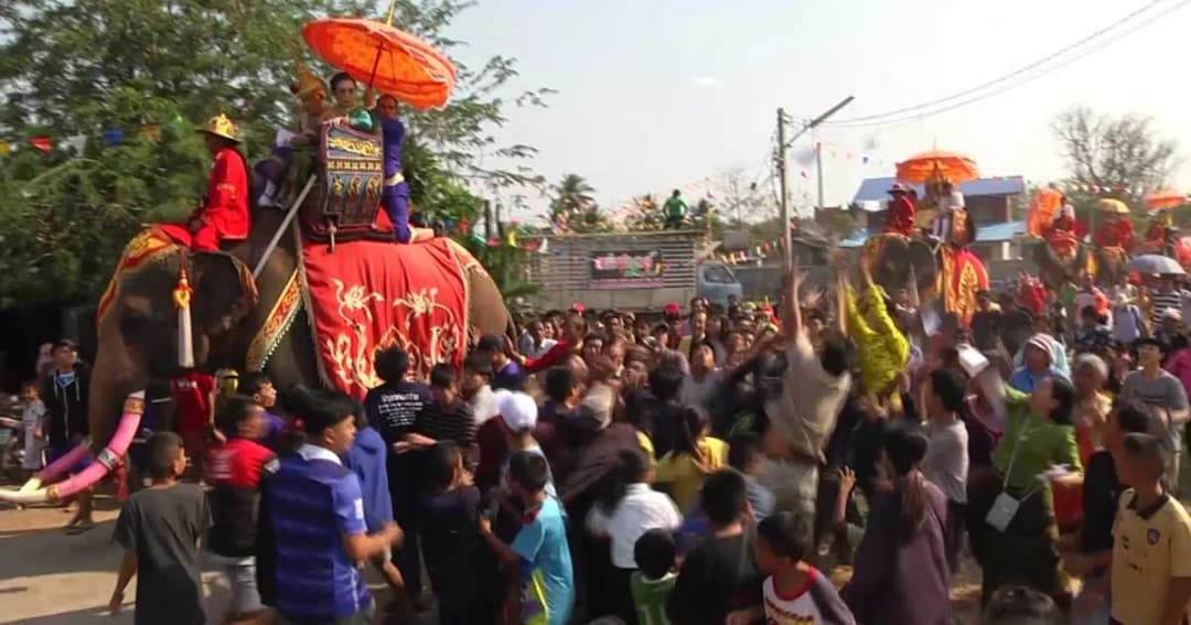 เศรษฐีโปรยเงิน 2 แสนบาท งานบุญเทศน์มหาชาติ จ.ขอนแก่น