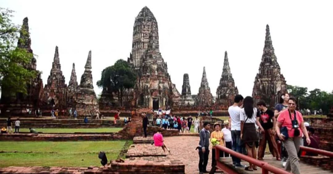 นทท.รณรงค์แต่งชุดไทย เที่ยวชมโบราณสถานอยุธยา