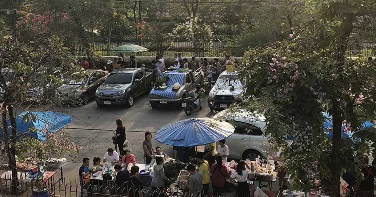 ไม่เข็ด! เปิดตลาดใหม่ริมรั้ว ห่างบ้านป้าทุบรถ 50 เมตร