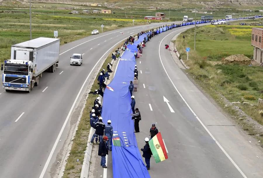 ‘โบลิเวีย’ คลี่ธงยาว 200 กม.หนุนสู้คดีกับ ’ชิลี’